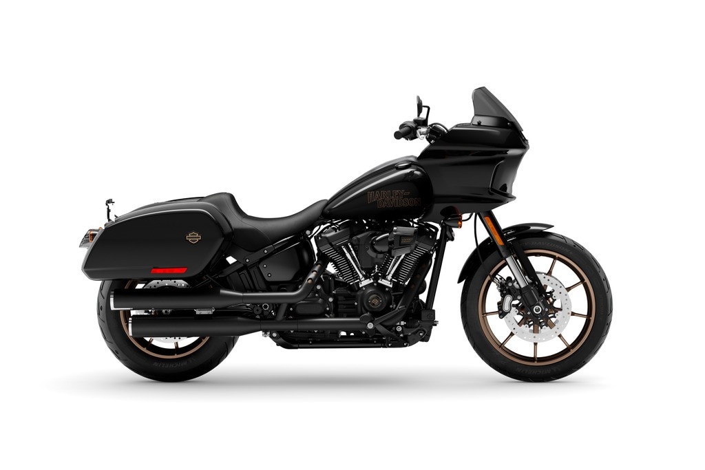 <div class='descrGalleryTitle'>HARLEY-DAVIDSON LOW RIDER ST</div><div class='descrGalleryText'><p>Lo sport-touring secondo Harley-Davidson, ispirato al movimento "tall bike" californiano. Le borse laterali sono alte e strette, la sospensione posteriore è rialzata, il manubrio è alto e la carenatura ispirata a FXRT è montata sul telaio. Il modello Low Rider ST mette il rider in una posizione dominante sulla moto e la sensazione di guida tutt’uno con la moto. Quando il viaggio è finito, rimuovi le borse laterali per trasformare la Low Rider ST touring-oriented a urban cruiser ad alte prestazioni. </p>
<p>La forma della <b>nuova carenatura montata sul telaio </b>è stata sviluppata attraverso analisi CFD (computational fluid dynamics) e test su strada. Le triple prese d'aria splitstream aiutano a limitare l’impatto del vento sul casco del pilota anche a velocità autostradali. Il parabrezza Dark Smoke è alto 15 cm e la carenatura ha un singolo faro a LED da 14,6 cm.Le borse laterali rigide con serratura sono caratterizzate da un elegante design a conchiglia che le rende facili da riempire e svuotare. Possono essere aperte con una mano e un dispositivo di smorzamento consente ai coperchi delle borse laterali di aprirsi senza strappi. Le <b>borse </b>possono essere rimosse in pochi secondi con un meccanismo interno di sgancio rapido. La capacità totale delle borse laterali è di 53,8 litri. La sella monoposto sagomata aiuta a mantenere la posizione durante l'accelerazione aggressiva e in curva. Il manubrio è montato su riser da 10 cm mentre una console nera testurizzata a profilo basso è adagiata sul serbatoio del carburante da 19 litri. </p>
<p>La strumentazione è presentata da un display digitale compatto inserito nel riser del manubrio per un look custom e pulito.La guida e la maneggevolezza sono ulteriormente enfatizzate dal telaio, ottimizzato per ridurre il peso senza sacrificare la rigidità. Il propulsore Milwaukee-Eight 117 è montato rigidamente al telaio per migliorarne ulteriormente la rigidità. Una <b>forcella a steli rovesciati da 43 mm </b>a cartuccia singola irrigidisce l'avantreno per una guida reattiva e per migliorare le prestazioni di frenata e manovrabilità. L’inclinazione della forcella è di 28 gradi. </p>
<p>Il Low Rider ST è dotato di un <b>monoammortizzatore </b>posteriore più alto rispetto al Softail standard. Ciò fornisce un migliore comfort di marcia e aumenta l'angolo di piega di oltre un grado, migliorando le prestazioni dinamiche grazie a una maggiore luce a terra che conferisce maggiore sicurezza del pilota durante le curve più decise. La<b> regolazione idraulica del precarico </b>sotto la sella consente al pilota di mantenere prestazioni ottimali delle sospensioni nelle diverse situazioni di carico e condizioni stradali. Il doppio freno anteriore con dischi da 300 mm offre la frenata reattiva richiesta dai motociclisti più aggressivi.</p>
<p> L'ABS di serie offre prestazioni di frenata sicure, anche quando le condizioni non sono ideali. Gli pneumatici <b>Michelin Scorcher 31 </b>(anteriore 110/90B19, posteriore 180/70B16) migliorano le prestazioni di guida e la maneggevolezza. Altre caratteristiche includono faro LED Signature, luci posteriori/freno a LED e presa di ricarica USB. Lo stile dark include la finitura Wrinkle Black sul gruppo propulsore, coperchio primaria, piastre, supporti parafango posteriore e la console del serbatoio; derby cover, filtro dell’aria, coperchi bilancieri inferiori e riser manubrio sono in nero lucido. Il manubrio è nero satinato. Le forcelle sono anodizzate nere. Scarichi Jet Black. I <b>cerchi in alluminio pressofuso </b>(19” anteriore e 16” posteriore) sono rifiniti in bronzo scuro opaco per un contrasto intrigante con le componenti scure della motocicletta.</p>
</div>